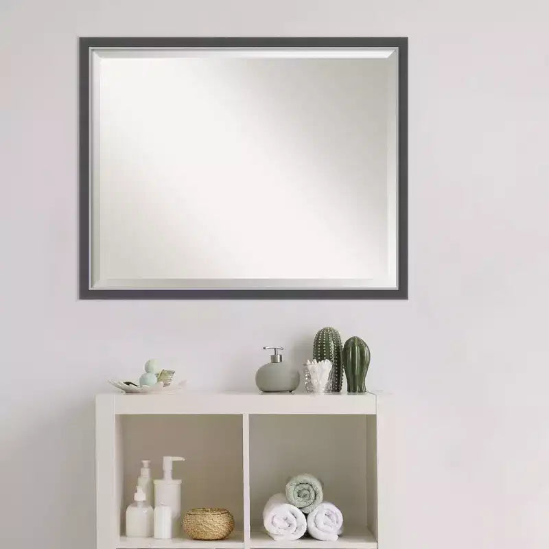 Specchio da parete per bagno da 30"x 24" con cornice sottile Eva, nero/argento - : Rettangolare moderno, Smussato, Montaggio a parete