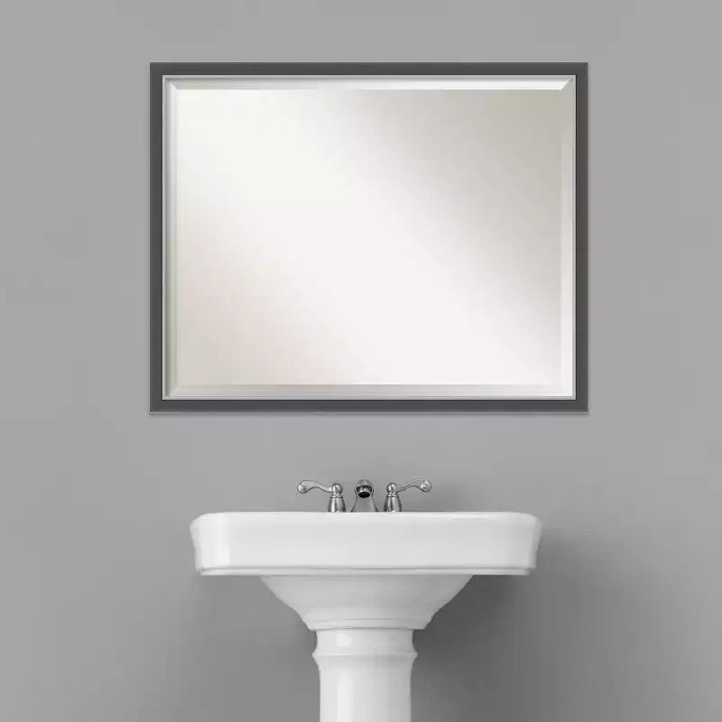 Specchio da parete per bagno da 30"x 24" con cornice sottile Eva, nero/argento - : Rettangolare moderno, Smussato, Montaggio a parete