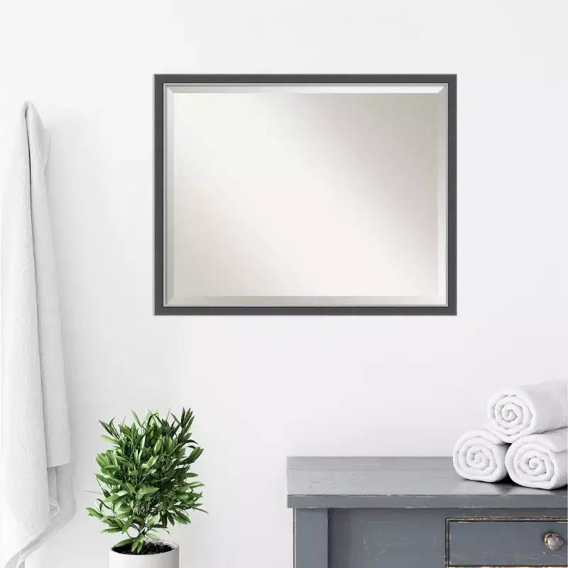Specchio da parete per bagno da 30"x 24" con cornice sottile Eva, nero/argento - : Rettangolare moderno, Smussato, Montaggio a parete