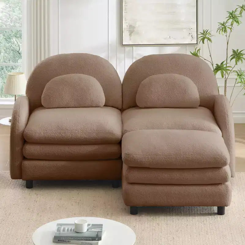 Divano Sezionale Steini Modern 117 a 2 Posti Rivestito in Tessuto Teddy con Cuscini Lombari Curvi e Pouf Rimovibile