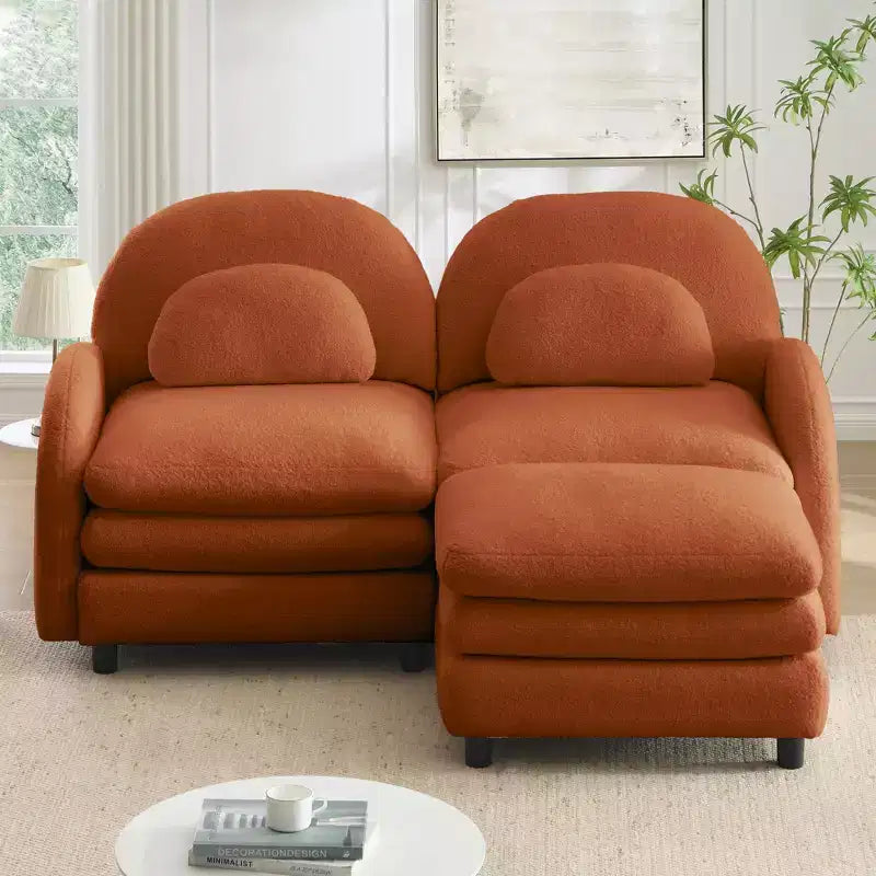 Divano Sezionale Steini Modern 117 a 2 Posti Rivestito in Tessuto Teddy con Cuscini Lombari Curvi e Pouf Rimovibile