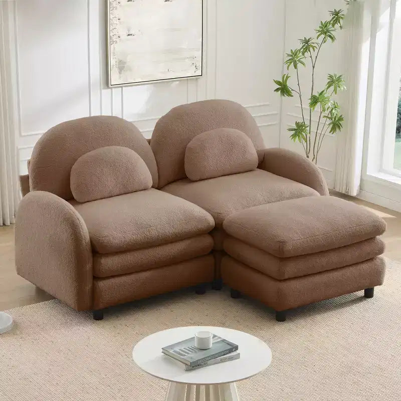 Divano Sezionale Steini Modern 117 a 2 Posti Rivestito in Tessuto Teddy con Cuscini Lombari Curvi e Pouf Rimovibile