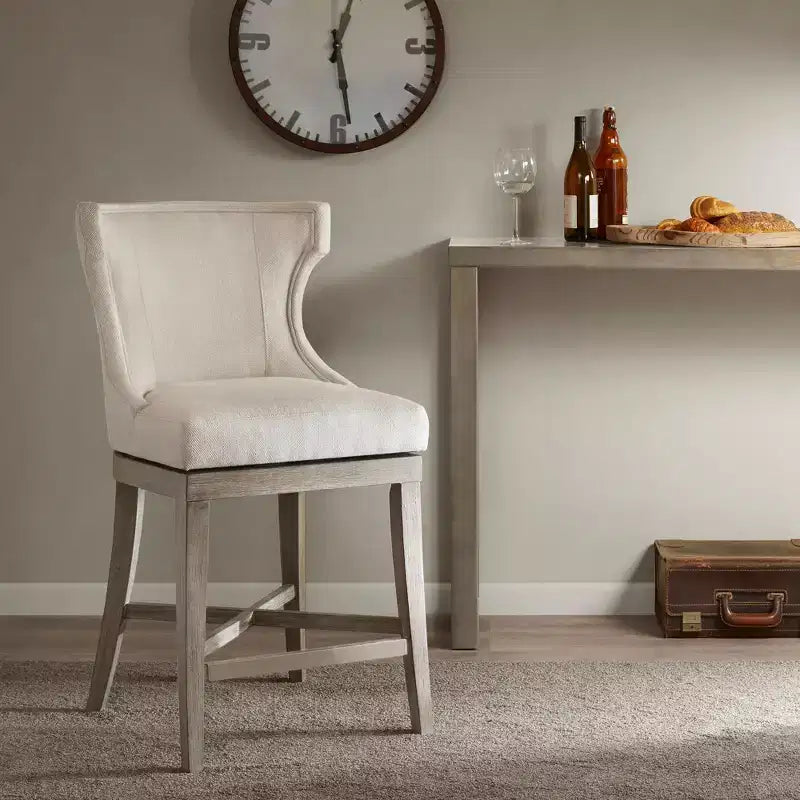 Sgabello da bar Troy Madison Park altezza bancone con seduta girevole crema: rivestito, struttura in legno di gomma, capacità 136 kg