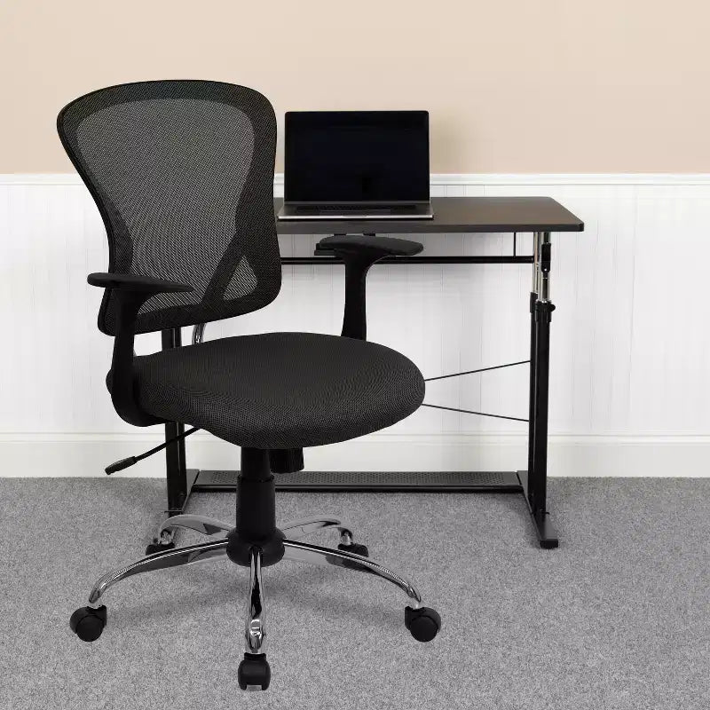 Sedia da ufficio girevole Flash Furniture con schienale a rete, base e braccioli cromati